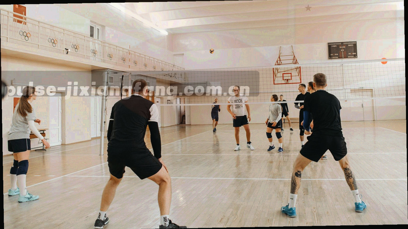 夜间球场灯光形成的斜向光轨与水平波形线条交叠的画面
